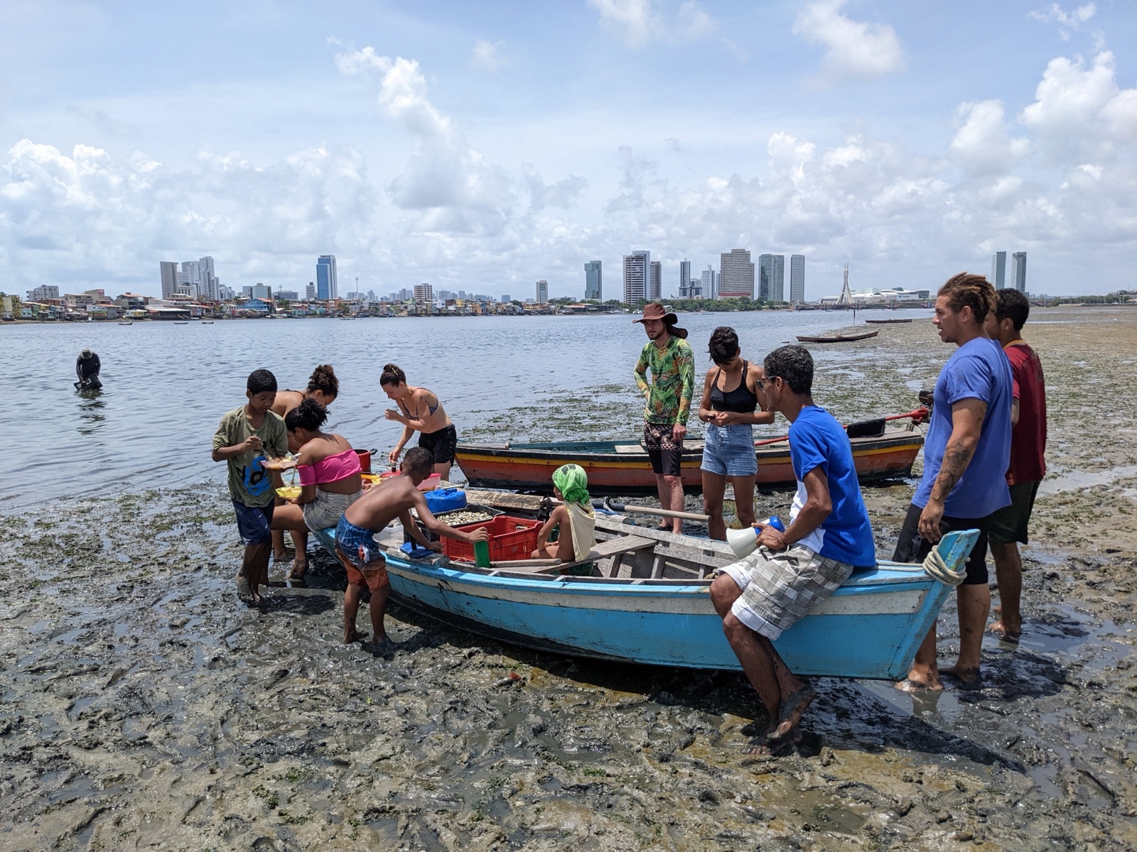 Passeio de barco com as crianças da Livroteca